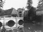 Brama wjazdowa oraz most nad rowem z wod - zdjcie sprzed 1945 roku